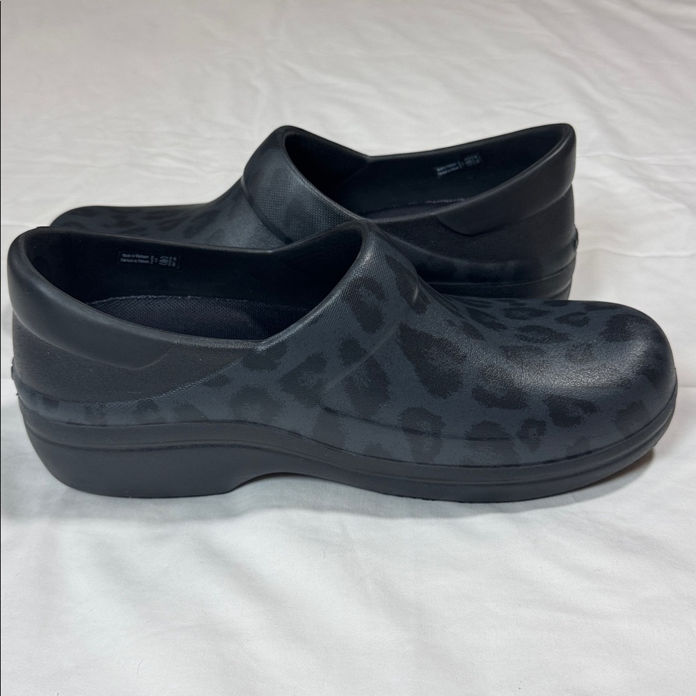 Crocs Neria Pro II Womens 10 Black Leopard Slip Resistant Work Clogs Slip On - Picture 3 of 12